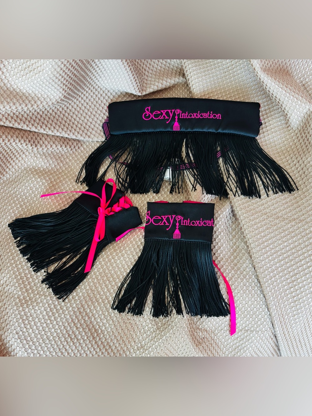 NWOT - REVERSIBLE Black & Hot Pink Long Fringe Accessory Set